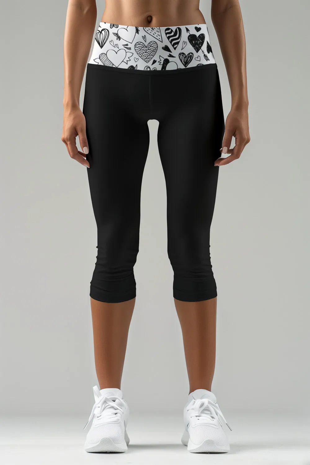 Me Enamoré Ellie Black & White Performance Yoga Capri Leggings - Women
